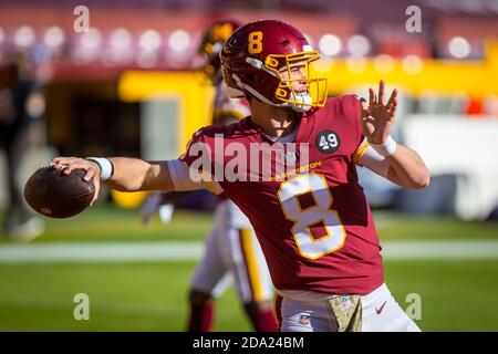 Landover, Maryland, USA. 8. November 2020: Washington Football Team Quarterback Kyle Allen (8) Aufwärmen vor dem NFL-Spiel zwischen den New York Giants und dem Washington Football Team auf dem FedEx Field in Landover, Maryland Fotograf: Cory Royster Credit: CAL Sport Media/Alamy Live News Stockfoto