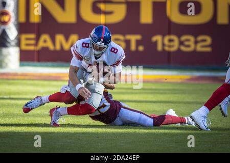 Landover, Maryland, USA. 8. November 2020: Der Quarterback der New York Giants Daniel Jones (8) wird während des NFL-Spiels zwischen den New York Giants und dem Washington Football Team auf dem FedEx Field in Landover, Maryland, im Spiel mit den Leseoptionen von Kendall Fuller (29) angegangen Fotograf: Cory Royster Kredit: Cal Sport Media/Alamy Live News Stockfoto