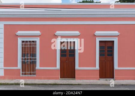 Alte verfallene Fassade eines Hauses, historisches Zentrum, Merida Mexiko Stockfoto