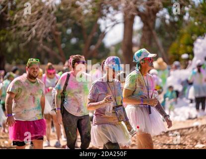 Mackay, Queensland, Australien - 24. November 2019: Unbekannter Teilnehmer in 5K Farbe Frenzy Fun Run, im Freien in einem öffentlichen Park Stockfoto