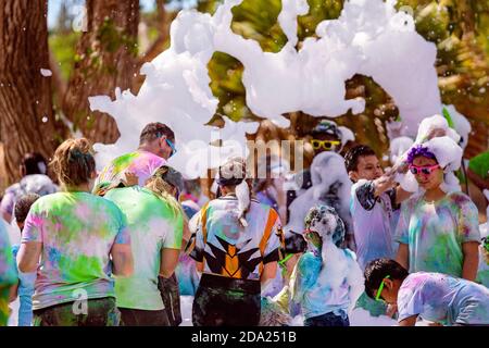 Mackay, Queensland, Australien - 24. November 2019: Nicht identifizierte Personen, Bubble Spiel während 5 K Farbe Frenzy Fun Run im Freien in einem öffentlichen Par Stockfoto