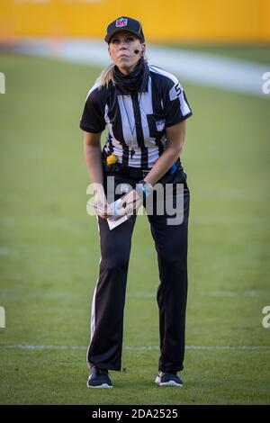 Landover, Maryland, USA. 8. November 2020: NFL-Side-Richterin Sarah Thomas (53) während des NFL-Spiels zwischen den New York Giants und dem Washington Football Team im FedEx Field in Landover, Maryland Fotograf: Cory Royster Credit: CAL Sport Media/Alamy Live News Stockfoto