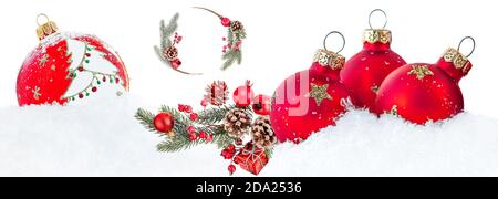Weihnachtskomposition mit Weihnachtsbaumschmuck, Kiefernästen und roten Kugeln isoliert auf weißem Hintergrund Stockfoto