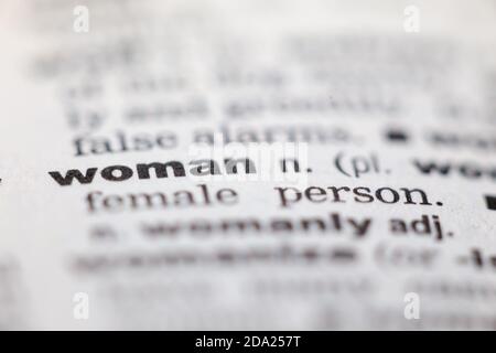 Makro-Nahaufnahme der alten englischen Wörterbuchseite mit Wort Frau Stockfoto