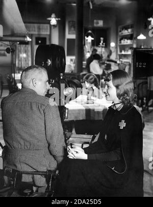 HOWARD HAWKS und JUNE LANG am Set während der Dreharbeiten Der WEG ZUM RUHM 1936 Regisseur HOWARD HAWKS Drehbuch Joel Sayre und William Faulkner Twentieth Century Fox Stockfoto