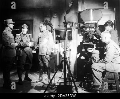 FREDRIC MARCH LIONEL BARRYMORE WARNER BAXTER am Set offen mit HOWARD HAWKS und Kameramann während der Dreharbeiten DER STRASSE ZU GLORY 1936 Regisseur HOWARD HAWKS Drehbuch Joel Sayre und William Faulkner 20th Century Fox Stockfoto