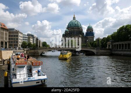 Berliner Dom in einem schönen Sommertag mit einem blauen bewölkten Himmel auf dem Hintergrund. Der Berliner Dom liegt im Herzen der Hauptstadt. Stockfoto