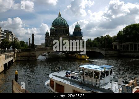 Berliner Dom in einem schönen Sommertag mit einem blauen bewölkten Himmel auf dem Hintergrund. Der Berliner Dom liegt im Herzen der Hauptstadt. Stockfoto