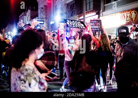 Pittsburgh, Usa. November 2020. Unterstützer halten Biden/Harris-Zeichen während der Feier.Massen versammeln sich in der Mitte der Squirrel Hill Nachbarschaft von Pittsburgh, PA, um den Sieg von Biden/Harris zu feiern, und tanzen in der Mitte der Straßen. Kredit: SOPA Images Limited/Alamy Live Nachrichten Stockfoto