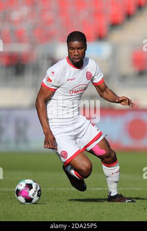 Nürnberg, Deutschland. November 2020. Fußball: 2. Bundesliga, 1. FC Nürnberg - Fortuna Düsseldorf, 7. Spieltag im Max-Morlock-Stadion. Kevin Danso aus Düsseldorf spielt den Ball. Quelle: Daniel Karmann/dpa - WICHTIGER HINWEIS: Gemäß den Bestimmungen der DFL Deutsche Fußball Liga und des DFB Deutscher Fußball-Bund ist es untersagt, im Stadion und/oder aus dem Spiel aufgenommene Aufnahmen in Form von Sequenzbildern und/oder videoähnlichen Fotoserien zu nutzen oder auszunutzen./dpa/Alamy Live News Stockfoto