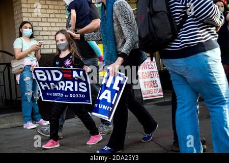 Pittsburgh, Usa. November 2020. Ein Mädchen, das während der Feier mit einem Biden/Harris-Plakat läuft. Nach dem Wahlsieg gingen aufgeregte Biden/Harris-Anhänger auf die Straße und tanzten in Squirrel Hill, Pittsburgh, PA. Kredit: SOPA Images Limited/Alamy Live Nachrichten Stockfoto