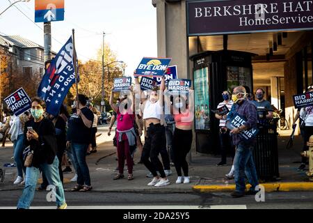 Pittsburgh, Usa. November 2020. Frauen tanzen mit Biden/Harris Plakaten während der Feier. Nach dem Wahlsieg gingen aufgeregte Biden/Harris-Anhänger auf die Straße und tanzten in Squirrel Hill, Pittsburgh, PA. Kredit: SOPA Images Limited/Alamy Live Nachrichten Stockfoto