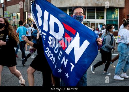 Pittsburgh, Usa. November 2020. Ein Unterstützer mit einem Biden Banner während der Feier. Nach dem Wahlsieg gingen aufgeregte Biden/Harris-Anhänger auf die Straße und tanzten in Squirrel Hill, Pittsburgh, PA. Kredit: SOPA Images Limited/Alamy Live Nachrichten Stockfoto