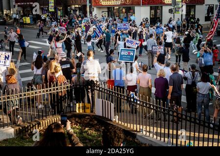 Pittsburgh, Usa. November 2020. Menschen auf den Straßen tanzen mit Biden/Harris Plakaten während der Feier. Nach dem Wahlsieg gingen aufgeregte Biden/Harris-Anhänger auf die Straße und tanzten in Squirrel Hill, Pittsburgh, PA. Kredit: SOPA Images Limited/Alamy Live Nachrichten Stockfoto