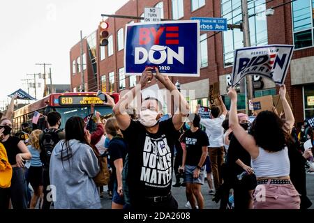 Pittsburgh, Usa. November 2020. Ein Unterstützer mit einem Bye Don Plakat während der Feier. Nach dem Wahlsieg gingen aufgeregte Biden/Harris-Anhänger auf die Straße und tanzten in Squirrel Hill, Pittsburgh, PA. Kredit: SOPA Images Limited/Alamy Live Nachrichten Stockfoto