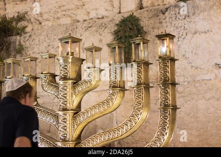 jerusalem, israel. 22-12-2019. Die große traditionelle Menora in der Westmauer, vor dem Hintergrund der verschwommenen Steine Stockfoto