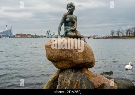 Die kleine Meerjungfrau Statue in Kopenhagen in Dänemark. Kredit: Euan Cherry Stockfoto