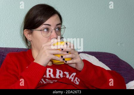 Frau trinkt Kaffee zu weihnachten Stockfoto