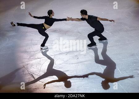 Peking, China. November 2020. Peng Cheng (L)/Jin Yang aus China treten während der Abschlussgala beim Cup of China ISU Grand Prix of Figure Skating 2020 im südwestlichen chinesischen Chongqing am 8. November 2020 auf. Quelle: Huang Wei/Xinhua/Alamy Live News Stockfoto