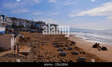 Taghazout, Marokko - 01/03/2020: Blick auf den schönen Strand des Fischerdorfes Taghazout, ein beliebter Surfspot und Touristenziel, an der Küste. Stockfoto