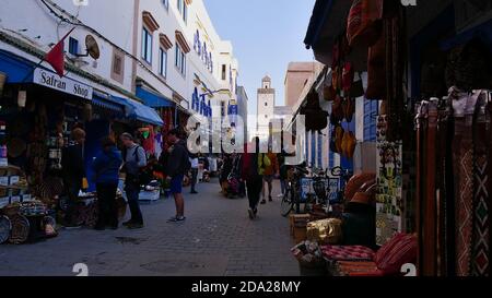 Essaouira, Marokko - 01/04/2020: Geschäftige Szene in den engen Marktstraßen des historischen Zentrums (Medina) mit Touristen auf der Suche nach Souvenirs und Geschenke. Stockfoto