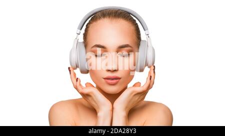 Schöne Frau in Kopfhörer hören die Musik mit geschlossenen Augen auf weißem Hintergrund Stockfoto