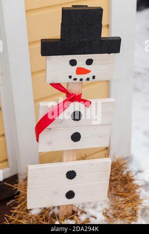 Kotka, Finnland - 13. Dezember 2014: Weihnachtliche Straßendekoration, Schneemann aus bemalten Holzbrettern Stockfoto