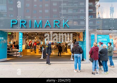 Valencia, Spanien. November 2020. Menschen mit Gesichtsmasken stehen in einer Schlange vor dem Primark Bekleidungsgeschäft Credit: Xisco Navarro/SOPA Images/ZUMA Wire/Alamy Live News Stockfoto