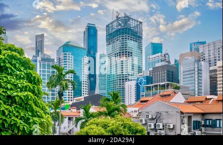 Singapur, Singapur - 12. August 2014. Moderne Wolkenkratzer im Geschäftsviertel, im Gegensatz zu kleineren Wohngebäuden in Chinatown. Stockfoto