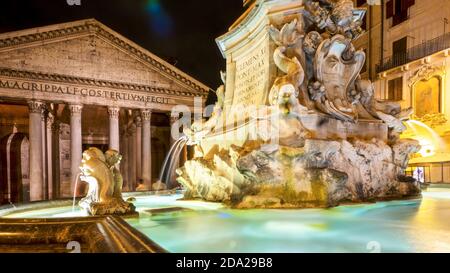 Eine Langzeitbelichtung Nachtszene der Fontana del Pantheon auf der Piazza della Rotonda, vor dem Wahrzeichen römischen Pantheon. Stockfoto