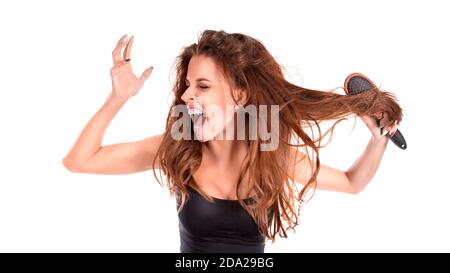 Frau mit einem Kamm in ihren Haaren verwickelt. Sie schreit. Stockfoto