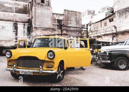 Ein gelber Oldtimer, der in der Altstadt von Havanna, Kuba, geparkt ist Stockfoto