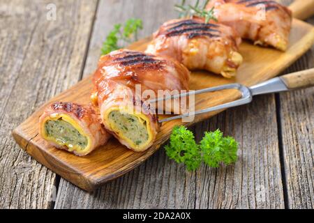 Gegrillte schwäbische Fleischravioli, sogenannte Maultaschen, eingewickelt in Käse und Speck, überzogen mit einer würzigen Grillsoße Stockfoto