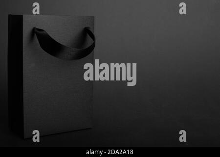Black Friday leere Papiertüte mit Kopieplatz für Text und Logo auf dunklem Hintergrund Verkaufskonzept Stockfoto