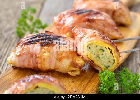 Gegrillte schwäbische Fleischravioli, sogenannte Maultaschen, eingewickelt in Käse und Speck, überzogen mit einer würzigen Grillsoße Stockfoto