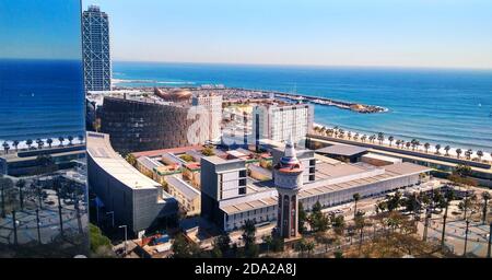 BARCELONA, SPANIEN - APRIL 2019: Luftaufnahme von Torre de les Aigues, Hospital del Mar, Olimpic Port und Barcelona biomedizinischen Forschungsgebäude. Stockfoto