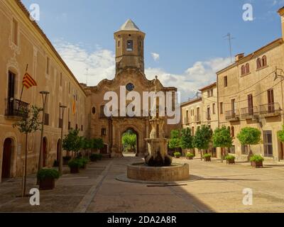 Historische Gebäude und schöner Brunnen des Klosters von Santa Maria de Santes Creus in Katalonien, Spanien Stockfoto