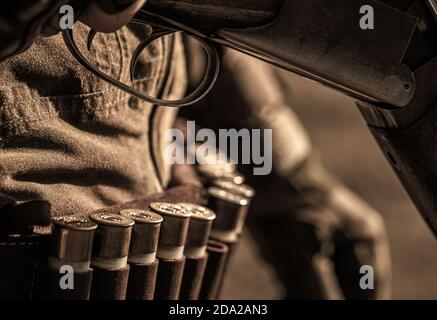 Munition Kugel. Männlicher Jäger bereit, mit Jagdgewehr zu jagen. Nahaufnahme Munition. Die Munition mit der Waffe, die Patronen. Jäger. Der Mann lädt ein Stockfoto