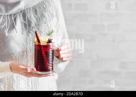 Frau hält Tasse heißen Glühwein, kopieren Raum. Weibliche Hände mit Tasse saisonalen Winter heißen Getränk. Hausgemachtes Obst Weihnachtsgetränk, würzig Glührot Stockfoto
