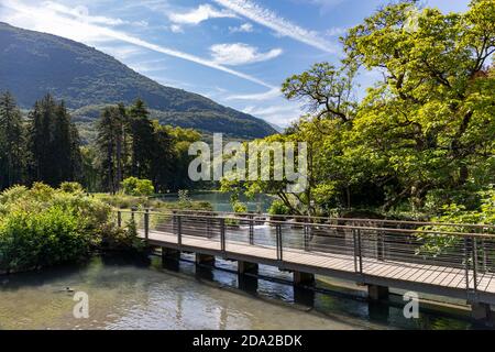 Vizille, Isere, Frankreich (bei Grenoble) - Fußgängerbrücke im Vizille Park Stockfoto