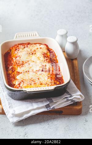 Traditionelle Ricotta und Spinat Cannelloni in Keramikschale. Italienisches Speisekonzept. Stockfoto