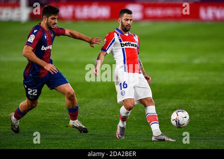 VALENCIA, SPANIEN - 08. NOVEMBER: Melero von Levante, Edgar Mendez von Alaves während des La Liga Santander Spiels zwischen Levante und Alaves im Stadion Estadi Ciutat de Valencia am 8. November 2020 in Valencia, Spanien (Foto: Pablo MoranoOrange Pictures) Stockfoto