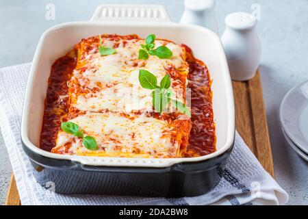 Traditionelle Ricotta und Spinat Cannelloni in Keramikschale. Italienisches Speisekonzept. Stockfoto