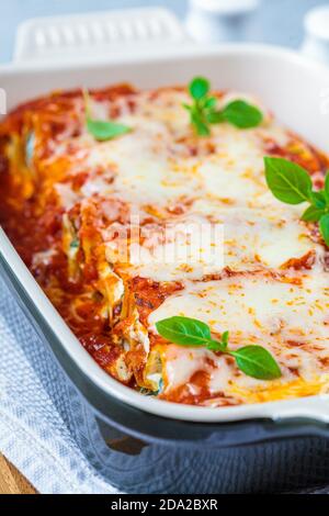 Traditionelle Ricotta und Spinat Cannelloni in Keramikschale. Italienisches Speisekonzept. Stockfoto