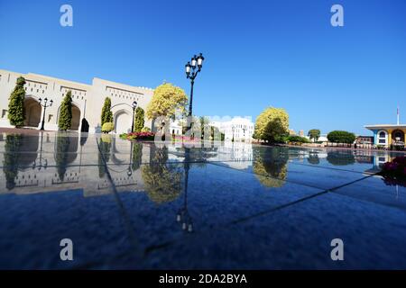 Königliche Gebäude entlang des Hauptweges, der zum Al Alam Palast im alten Muscat, Oman führt. Stockfoto