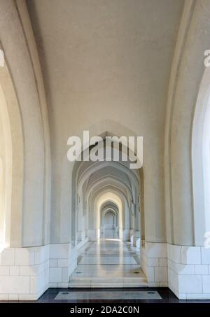 Wunderschöne Korridore zum Al Alam Palast im alten Maskat, Oman. Stockfoto