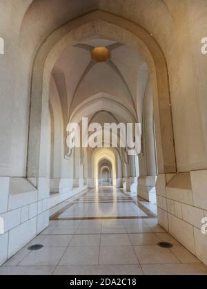 Wunderschöne Korridore zum Al Alam Palast im alten Maskat, Oman. Stockfoto