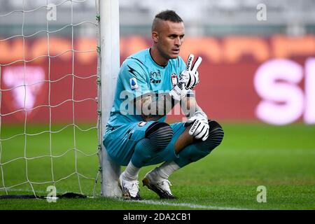 Turin, Italien. November 2020. TURIN, ITALIEN - 08. November 2020: Alex Cordaz von FC Crotone Gesten während der Serie A Fußballspiel zwischen Turin FC und FC Crotone. (Foto von Nicolò Campo/Sipa USA) Quelle: SIPA USA/Alamy Live News Stockfoto