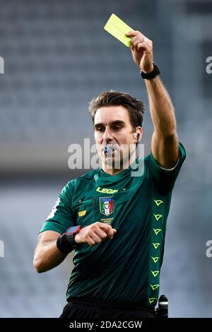 Turin, Italien - 08. November, 2020: Schiedsrichter Francesco Fourneau zeigt eine gelbe Karte während der Serie A Fußballspiel zwischen Turin FC und FC Crotone. Das Spiel endete 0-0 Unentschieden. Kredit: Nicolò Campo/Alamy Live Nachrichten Stockfoto