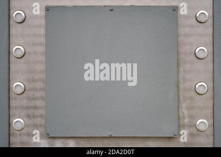 Quadratisches Schild mit Lampen an der Wand des Gebäudes, Platz für Text kopieren Stockfoto